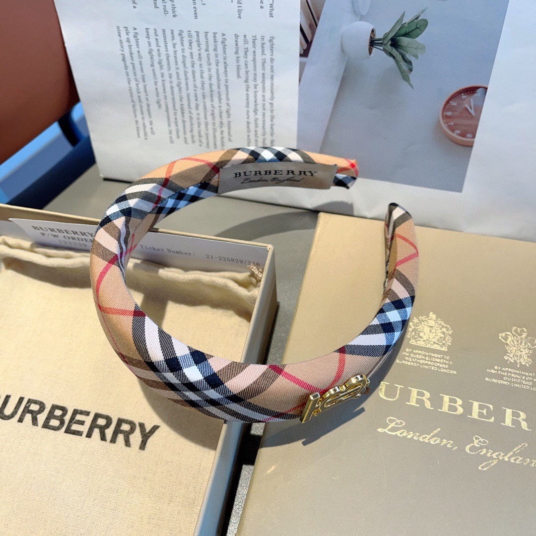 配包装
巴宝莉BURBERRY 秋冬经典新款发箍，客供面料 🎀细节全部实拍！非常耐看又百搭、适合各种场合