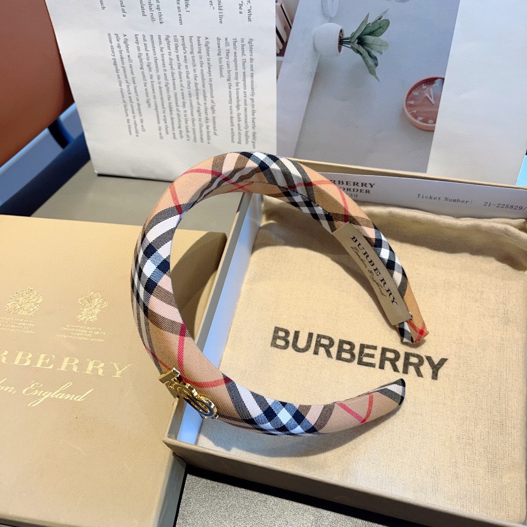 配包装
巴宝莉BURBERRY 秋冬经典新款发箍，客供面料 🎀细节全部实拍！非常耐看又百搭、适合各种场合