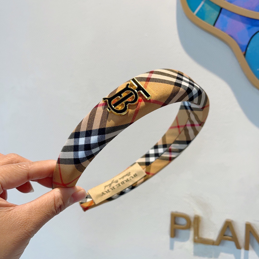配包装
巴宝莉BURBERRY 秋冬经典新款发箍，客供面料 🎀细节全部实拍！非常耐看又百搭、适合各种场合