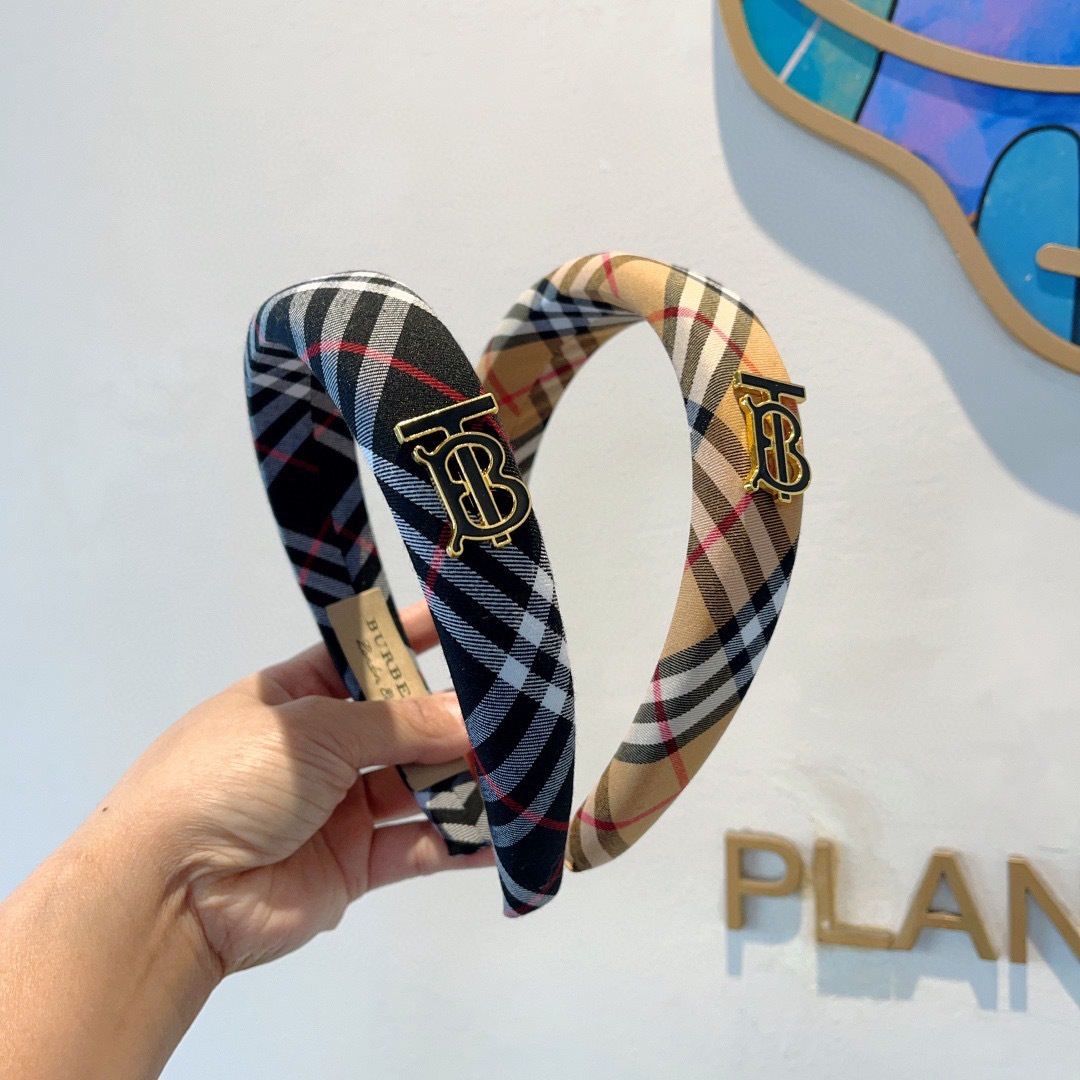 配包装
巴宝莉BURBERRY 秋冬经典新款发箍，客供面料 🎀细节全部实拍！非常耐看又百搭、适合各种场合