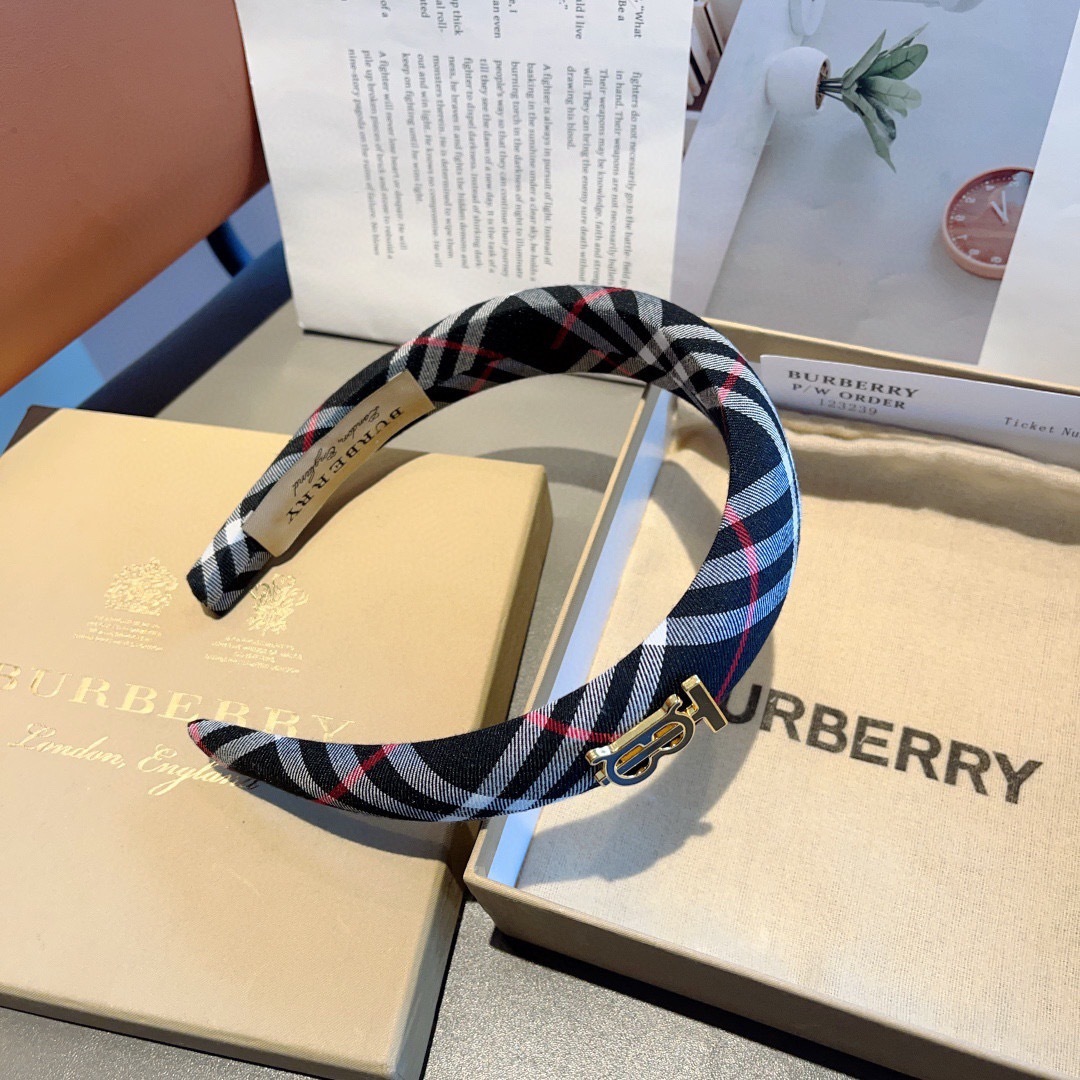 配包装
巴宝莉BURBERRY 秋冬经典新款发箍，客供面料 🎀细节全部实拍！非常耐看又百搭、适合各种场合