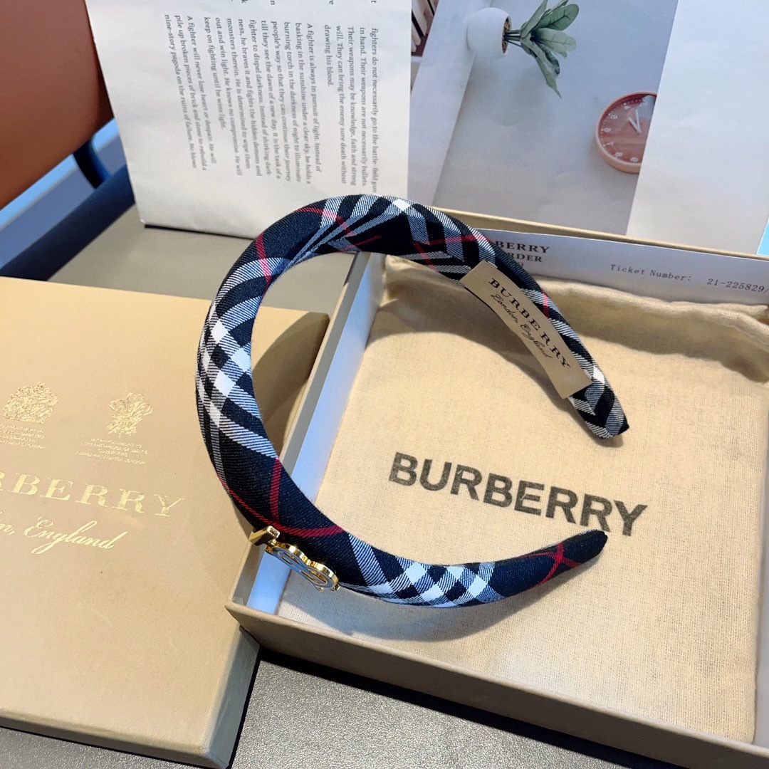 配包装
巴宝莉BURBERRY 秋冬经典新款发箍，客供面料 🎀细节全部实拍！非常耐看又百搭、适合各种场合