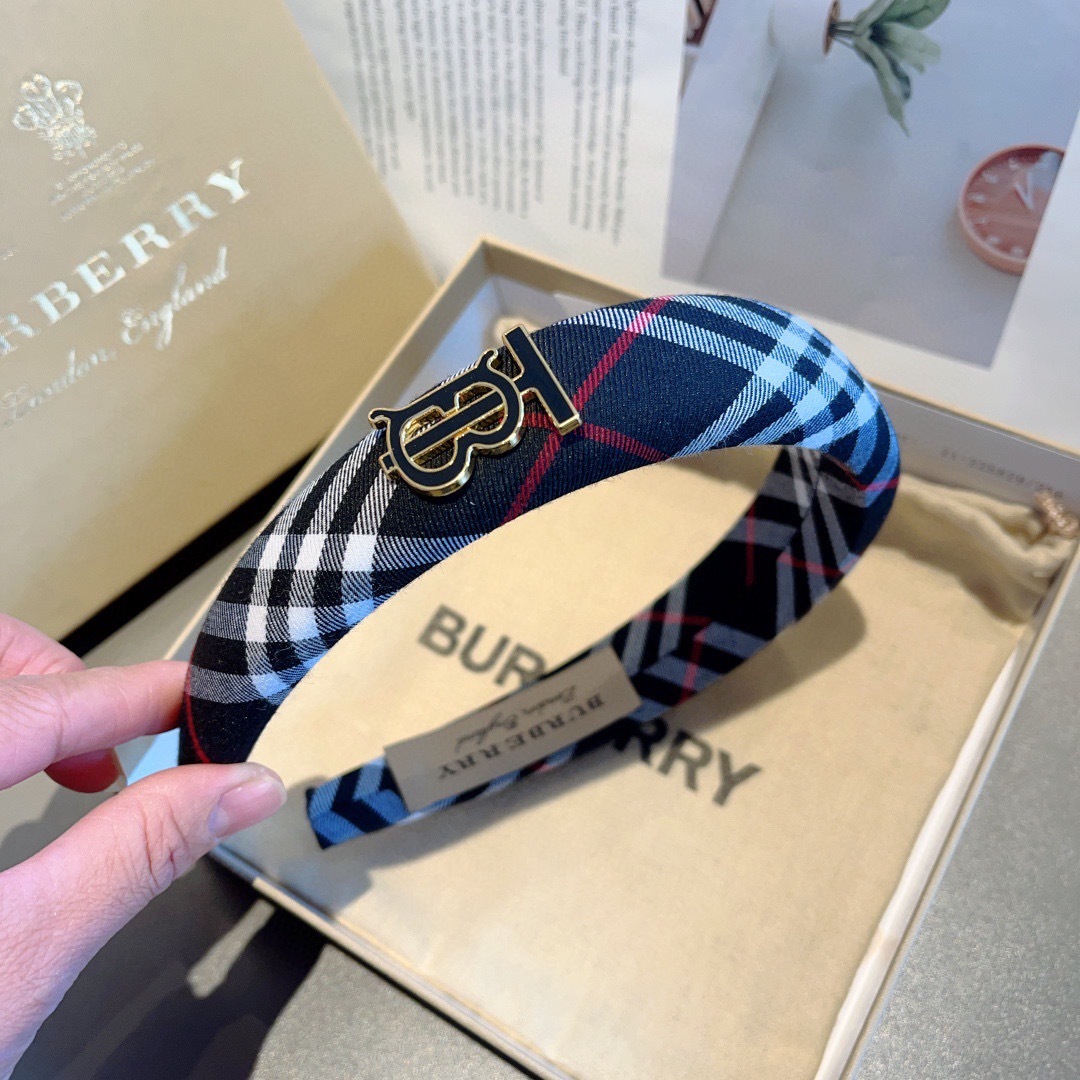 配包装
巴宝莉BURBERRY 秋冬经典新款发箍，客供面料 🎀细节全部实拍！非常耐看又百搭、适合各种场合