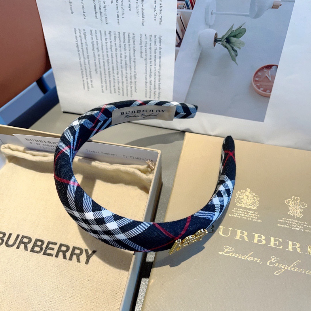 配包装
巴宝莉BURBERRY 秋冬经典新款发箍，客供面料 🎀细节全部实拍！非常耐看又百搭、适合各种场合
