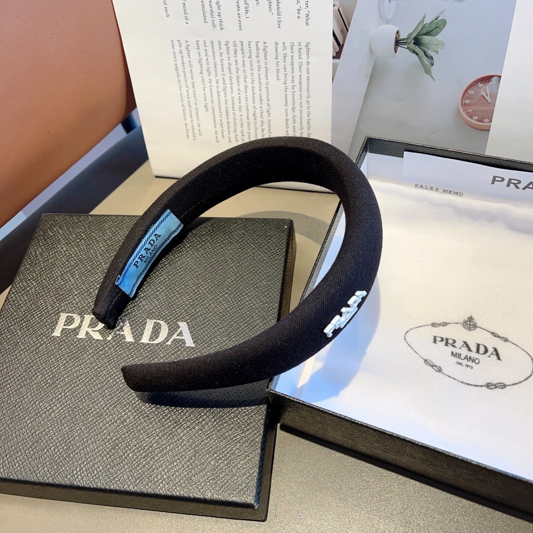 配包装
PRADA （普拉达）新款潮流字母发箍 头箍 气质女神必备单品，非常百搭，时尚潮流款。多少可选