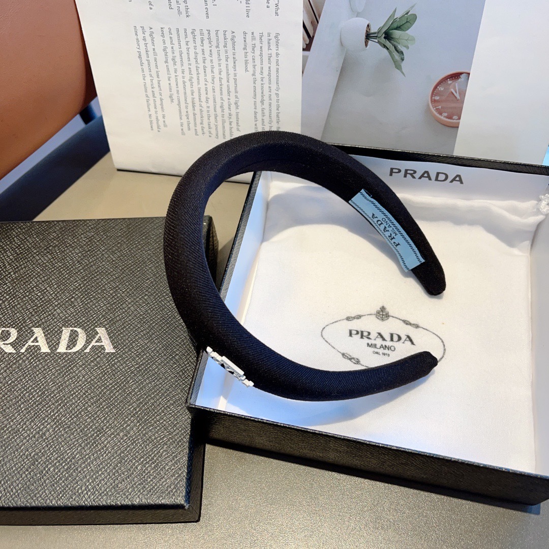 配包装
PRADA （普拉达）新款潮流字母发箍 头箍 气质女神必备单品，非常百搭，时尚潮流款。多少可选