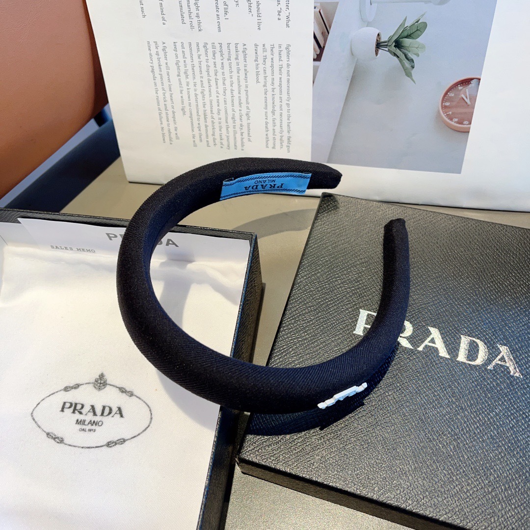 配包装
PRADA （普拉达）新款潮流字母发箍 头箍 气质女神必备单品，非常百搭，时尚潮流款。多少可选