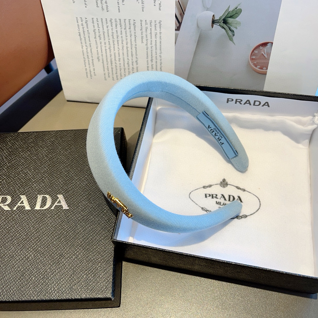 配包装
PRADA （普拉达）新款潮流字母发箍 头箍 气质女神必备单品，非常百搭，时尚潮流款。多少可选