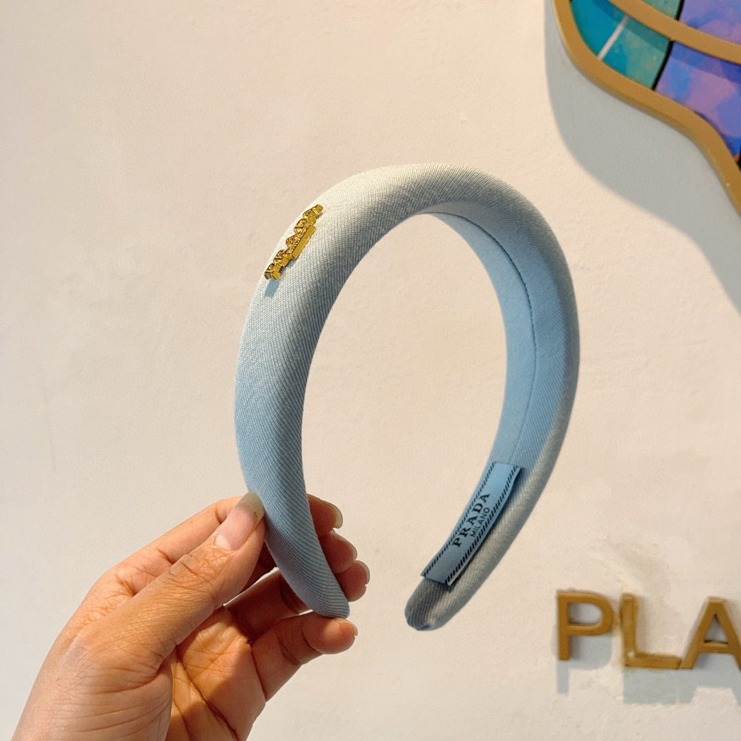 配包装
PRADA （普拉达）新款潮流字母发箍 头箍 气质女神必备单品，非常百搭，时尚潮流款。多少可选