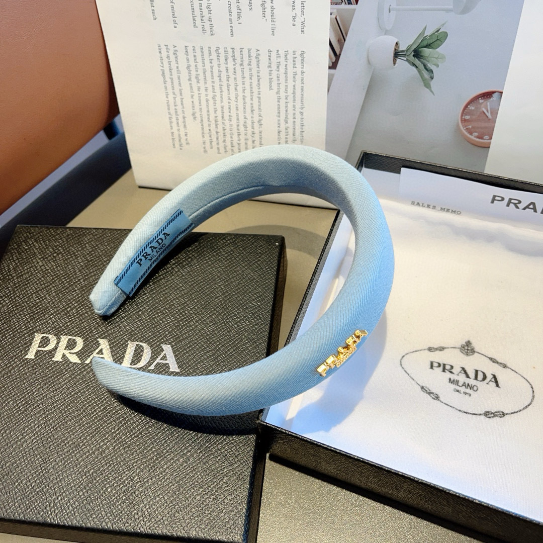 配包装
PRADA （普拉达）新款潮流字母发箍 头箍 气质女神必备单品，非常百搭，时尚潮流款。多少可选