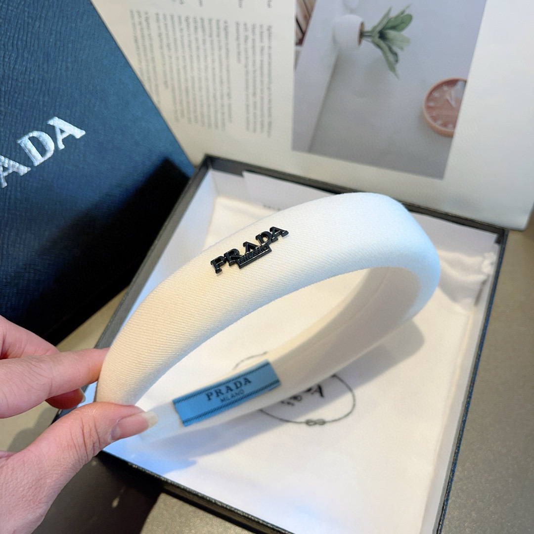 配包装
PRADA （普拉达）新款潮流字母发箍 头箍 气质女神必备单品，非常百搭，时尚潮流款。多少可选