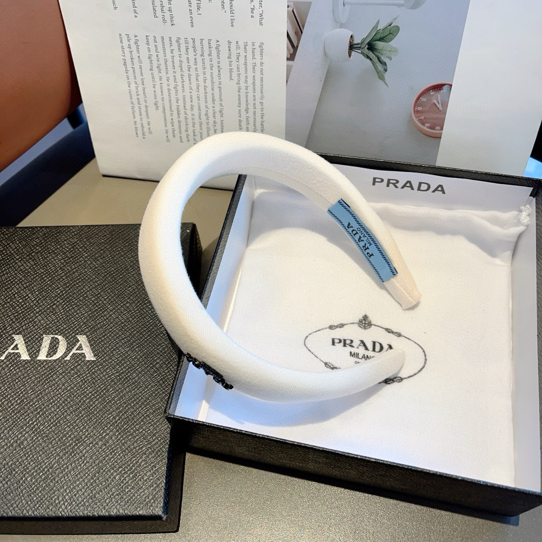 配包装
PRADA （普拉达）新款潮流字母发箍 头箍 气质女神必备单品，非常百搭，时尚潮流款。多少可选