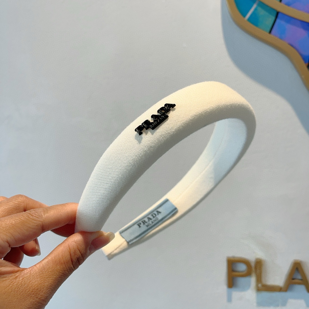 配包装
PRADA （普拉达）新款潮流字母发箍 头箍 气质女神必备单品，非常百搭，时尚潮流款。多少可选