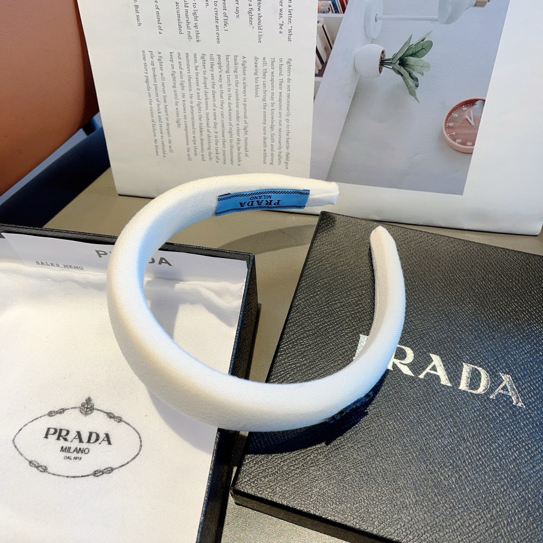 配包装
PRADA （普拉达）新款潮流字母发箍 头箍 气质女神必备单品，非常百搭，时尚潮流款。多少可选