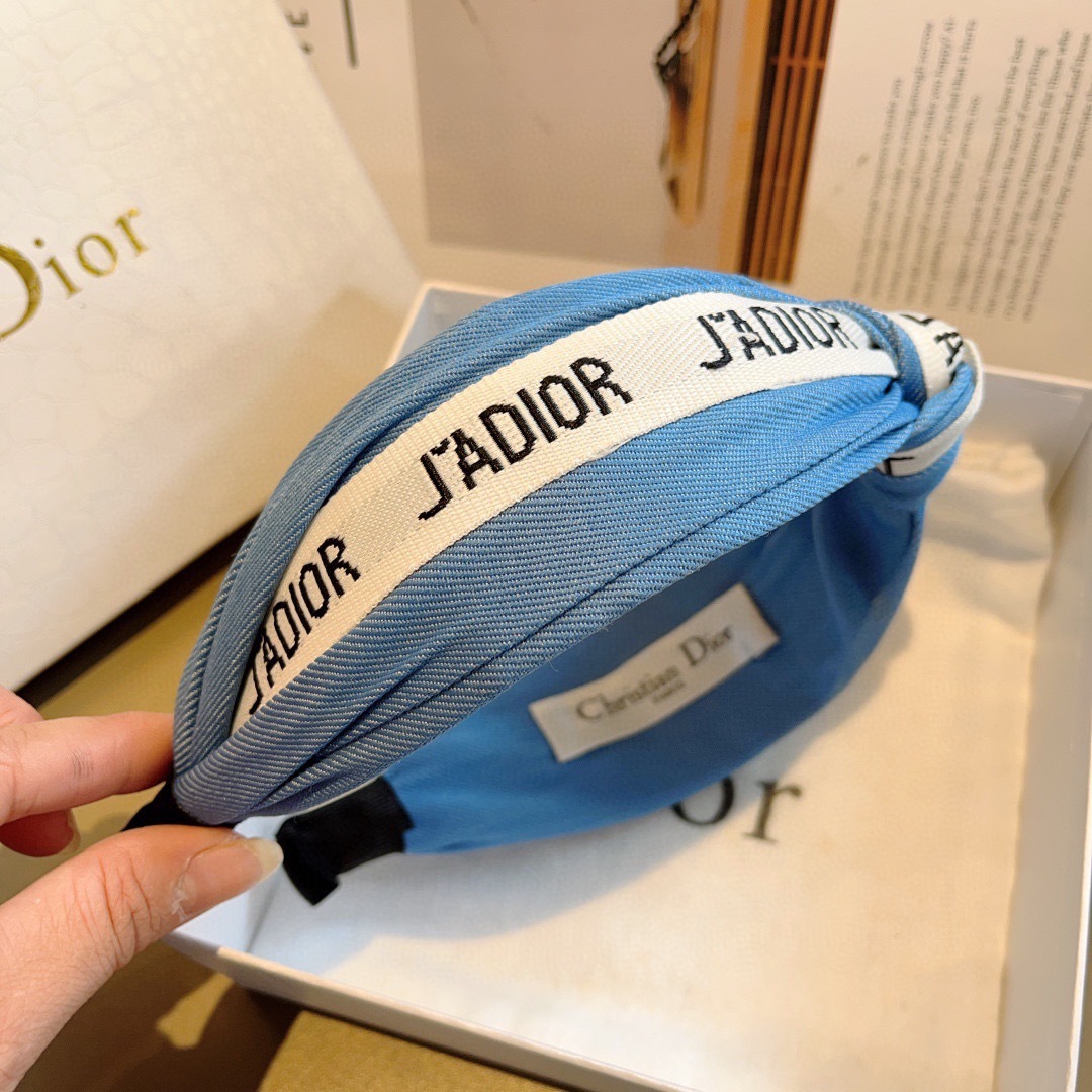 配包装
Dior（迪奥） 经典新款打结牛仔布发箍,专柜原单货，让你的魅力绽放 清新淑女范让时尚更简单。