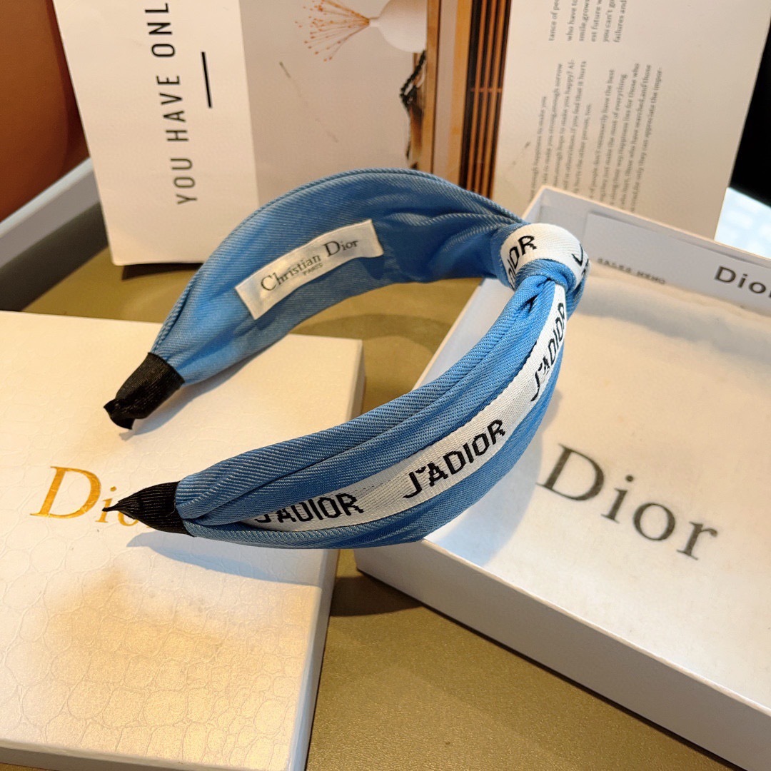 配包装
Dior（迪奥） 经典新款打结牛仔布发箍,专柜原单货，让你的魅力绽放 清新淑女范让时尚更简单。