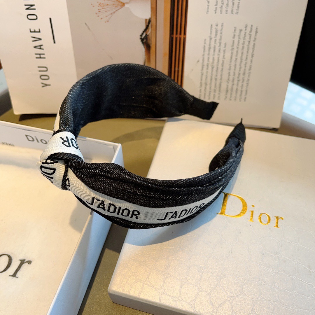 配包装
Dior（迪奥） 经典新款打结牛仔布发箍,专柜原单货，让你的魅力绽放 清新淑女范让时尚更简单。