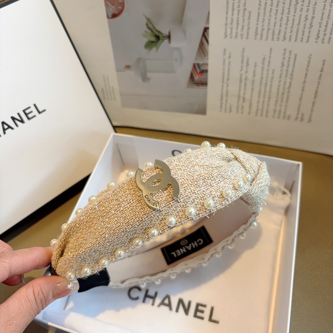 配包装
CHANEL（香奈儿）最新款小香风珍珠发箍，复古头箍，网红爆款推荐 搭配高端材质，超精致，时尚百
