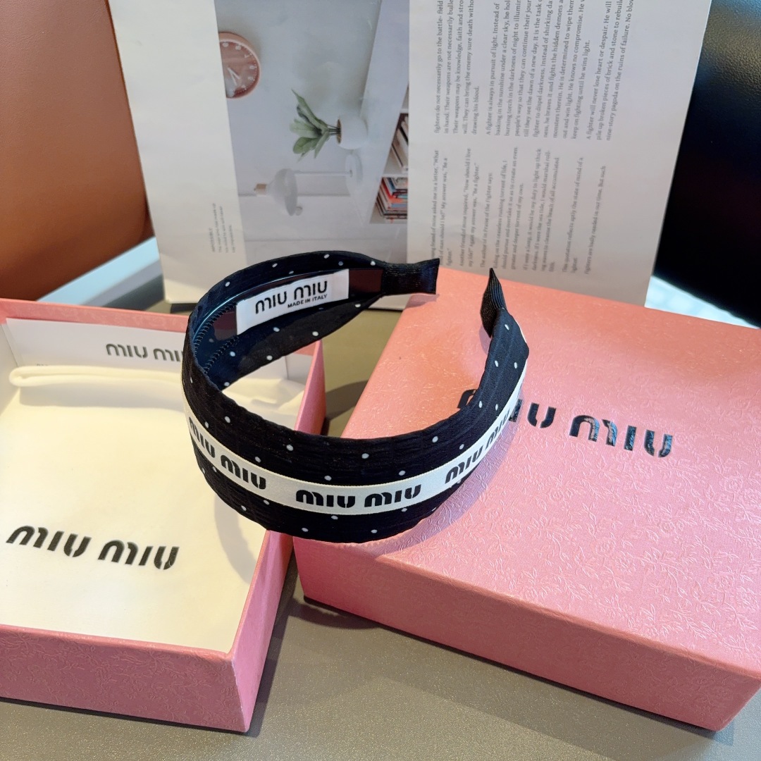 配包装
miumiu 缪缪  新款宽版发箍，靓丽字母头箍！特制面料非常显质感、经典百搭少女风发饰