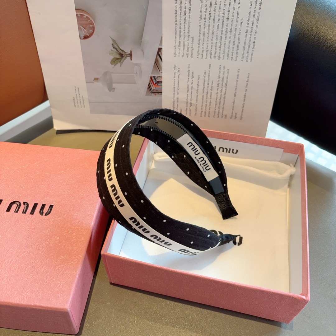 配包装
miumiu 缪缪  新款宽版发箍，靓丽字母头箍！特制面料非常显质感、经典百搭少女风发饰