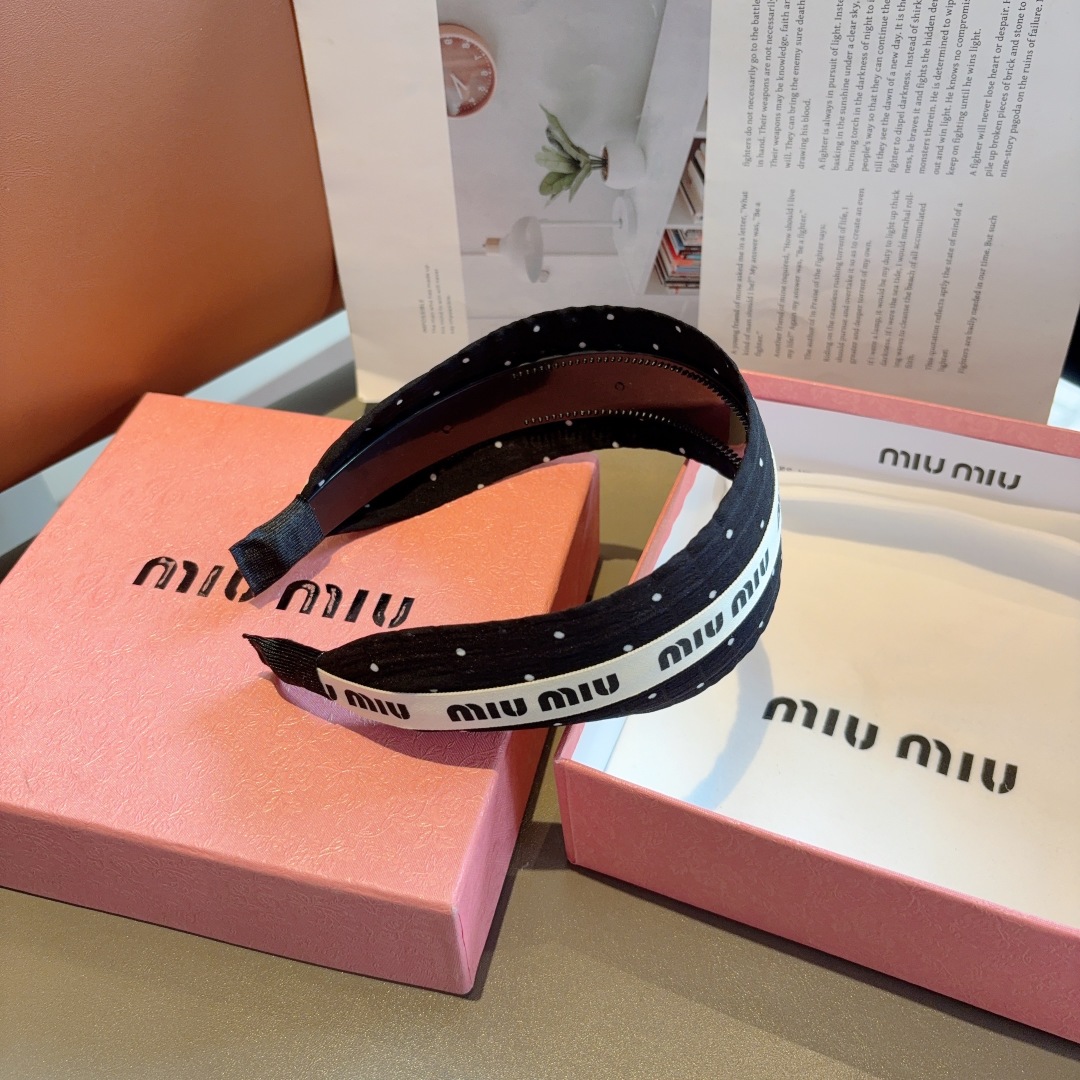 配包装
miumiu 缪缪  新款宽版发箍，靓丽字母头箍！特制面料非常显质感、经典百搭少女风发饰
