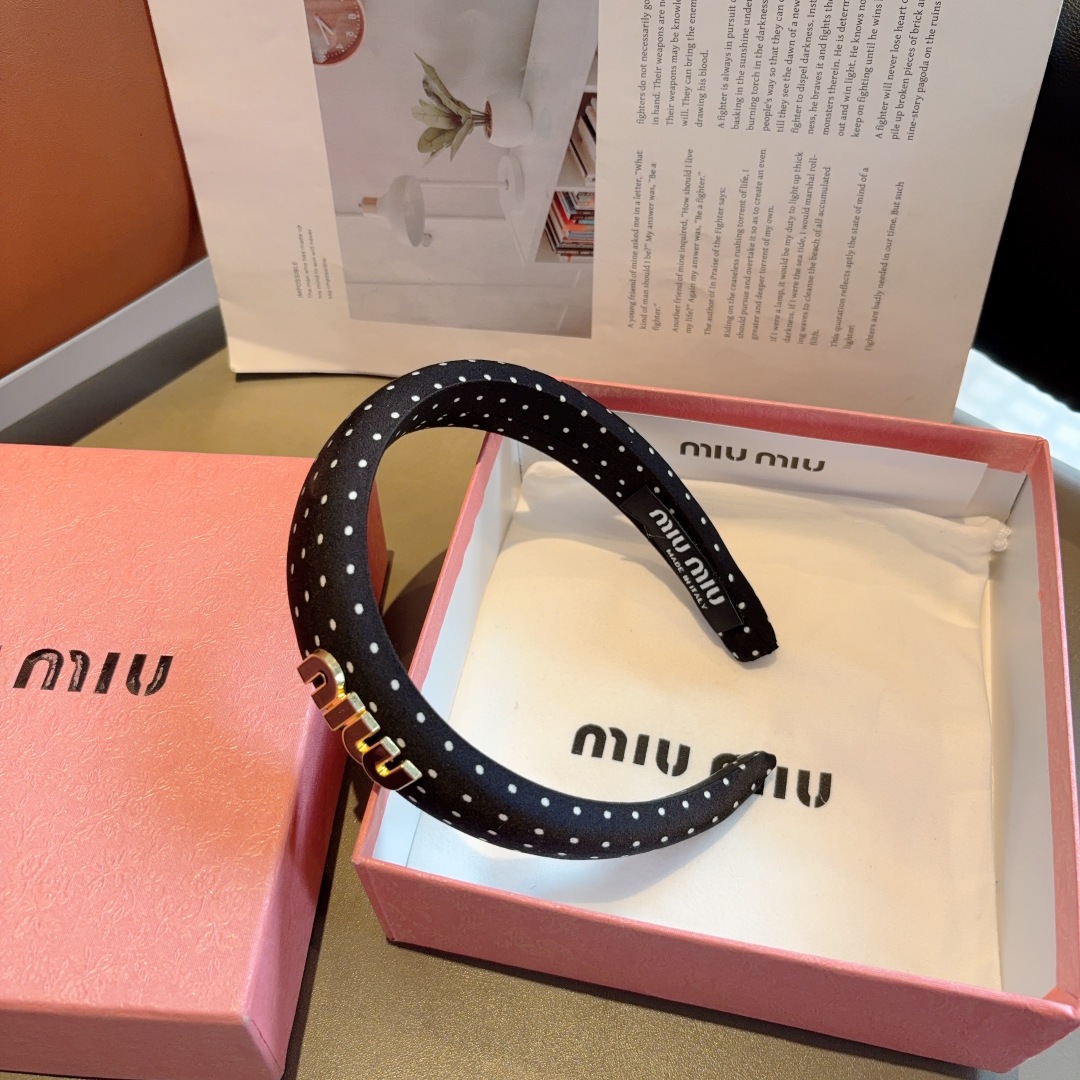 配包装
miumiu 缪缪  新款波点海绵发箍，金属字母logo头箍！特制面料简约洋气显质感、经典百搭少