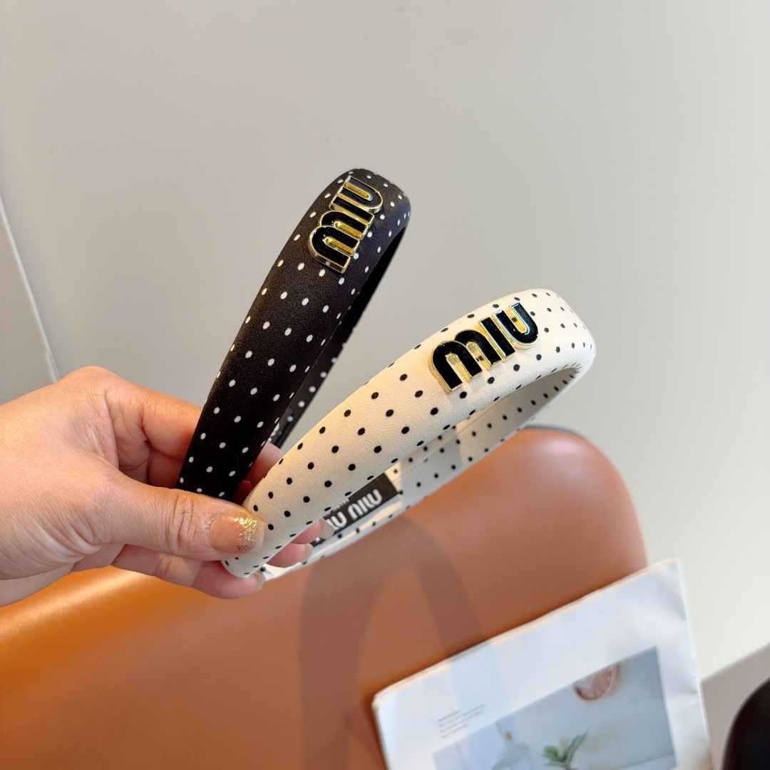 配包装
miumiu 缪缪  新款波点海绵发箍，金属字母logo头箍！特制面料简约洋气显质感、经典百搭少