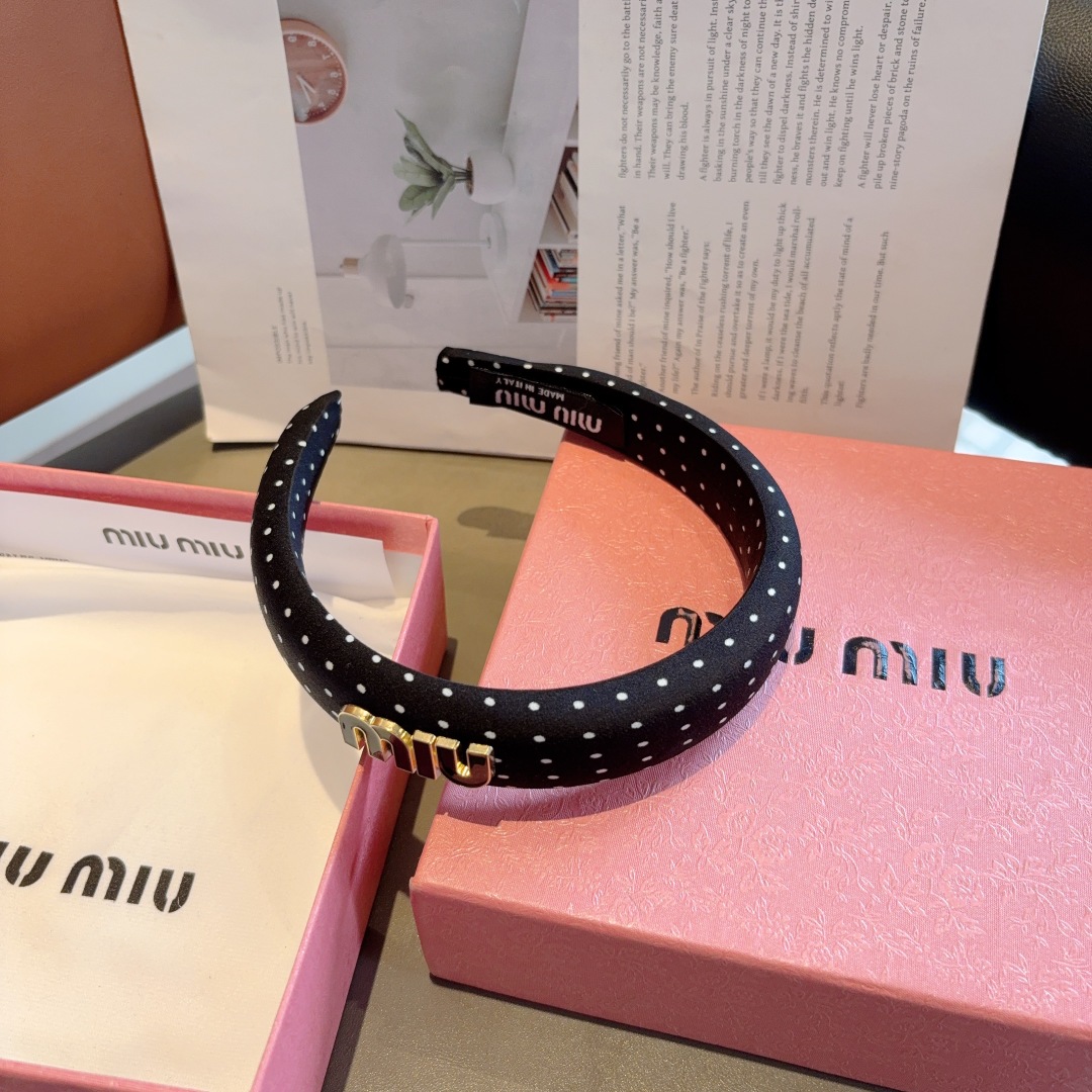 配包装
miumiu 缪缪  新款波点海绵发箍，金属字母logo头箍！特制面料简约洋气显质感、经典百搭少