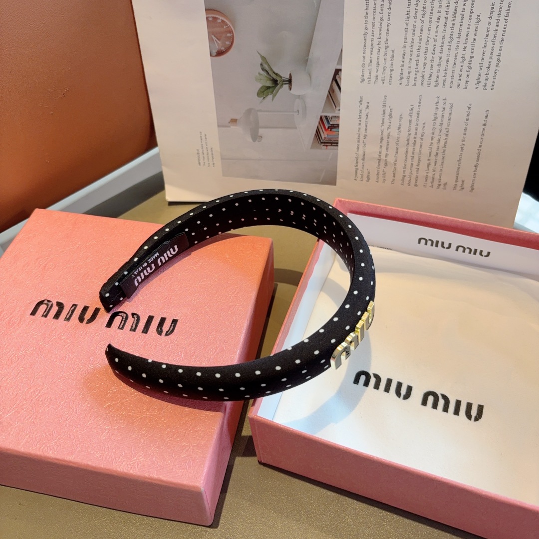 配包装
miumiu 缪缪  新款波点海绵发箍，金属字母logo头箍！特制面料简约洋气显质感、经典百搭少