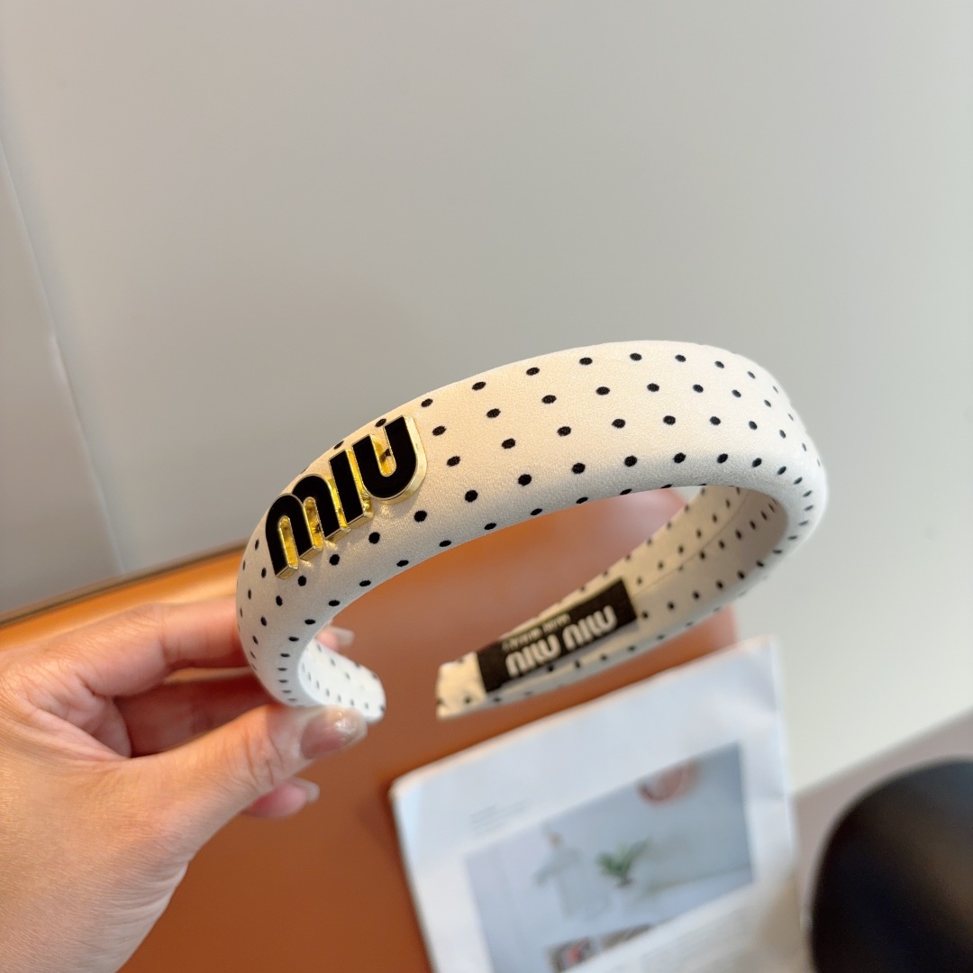 配包装
miumiu 缪缪  新款波点海绵发箍，金属字母logo头箍！特制面料简约洋气显质感、经典百搭少