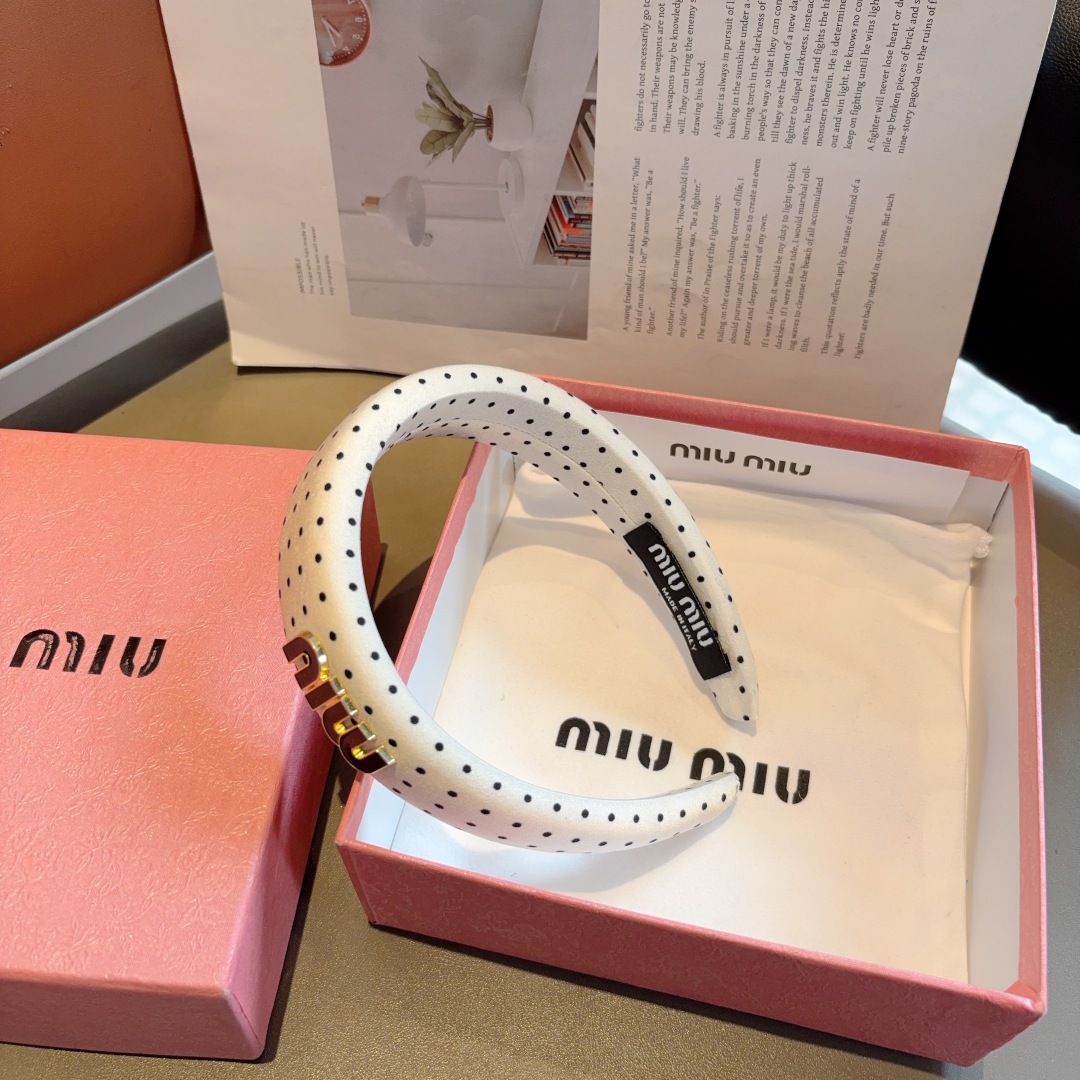 配包装
miumiu 缪缪  新款波点海绵发箍，金属字母logo头箍！特制面料简约洋气显质感、经典百搭少