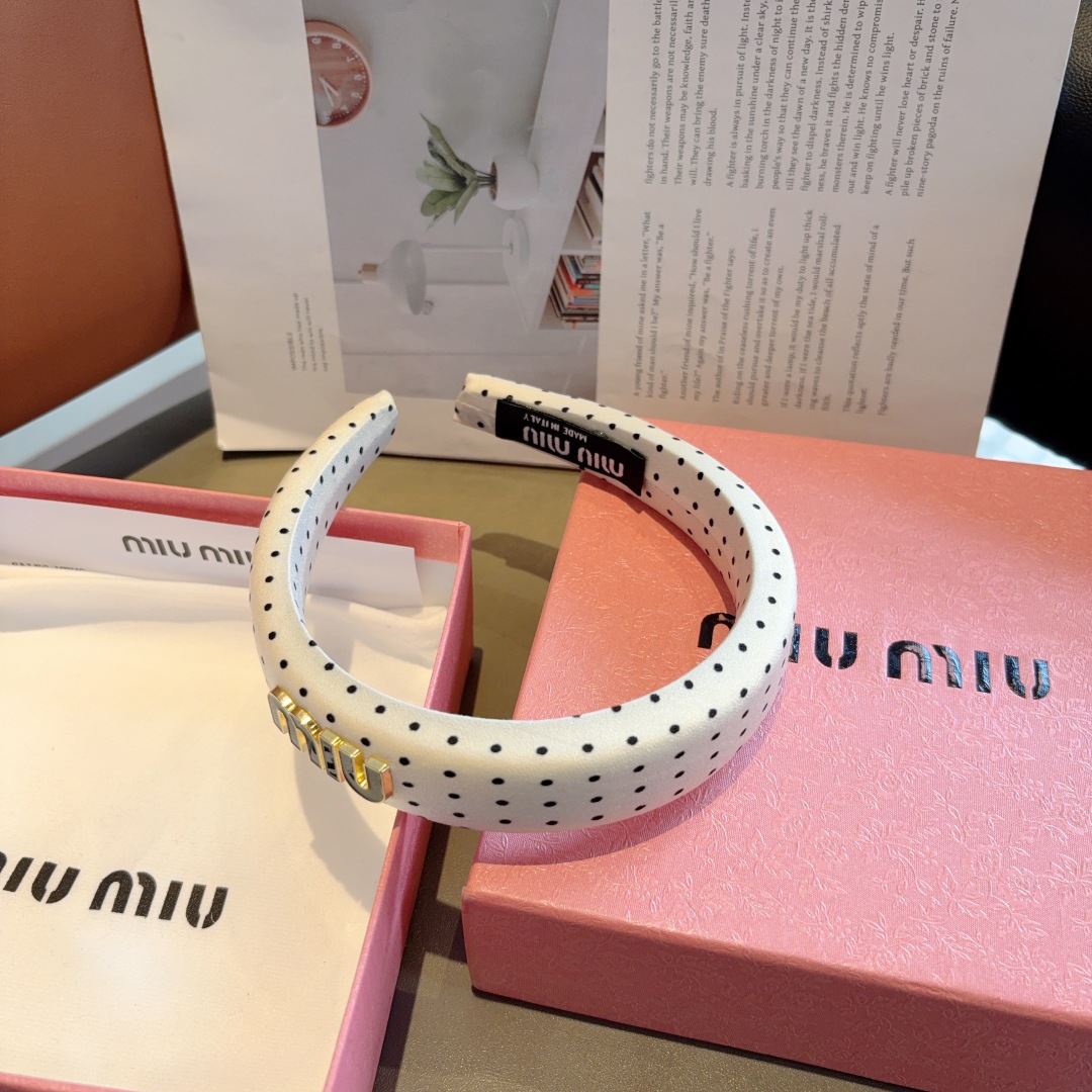 配包装
miumiu 缪缪  新款波点海绵发箍，金属字母logo头箍！特制面料简约洋气显质感、经典百搭少
