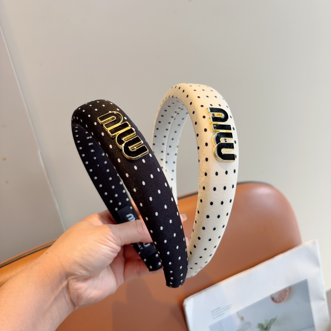 配包装
miumiu 缪缪  新款波点海绵发箍，金属字母logo头箍！特制面料简约洋气显质感、经典百搭少