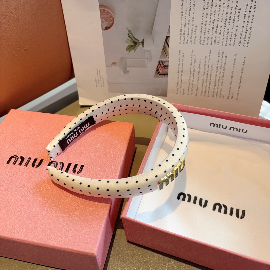 配包装
miumiu 缪缪  新款波点海绵发箍，金属字母logo头箍！特制面料简约洋气显质感、经典百搭少