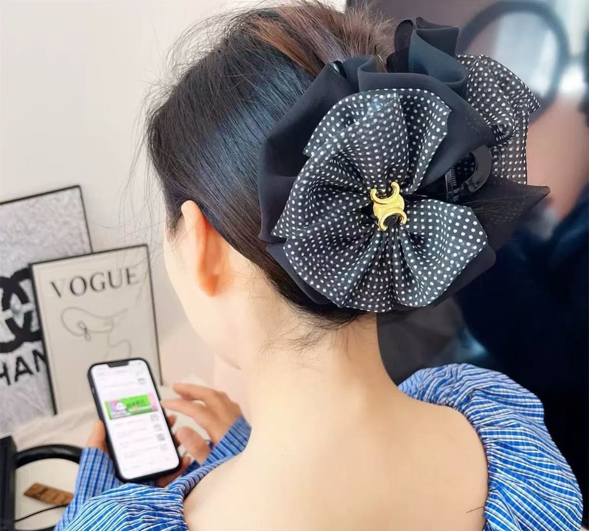 配包装
CELINE （赛琳）新款凯旋门时尚抓夹 发夹，女神必备单品，非常百搭，戴上它满满的高大上。