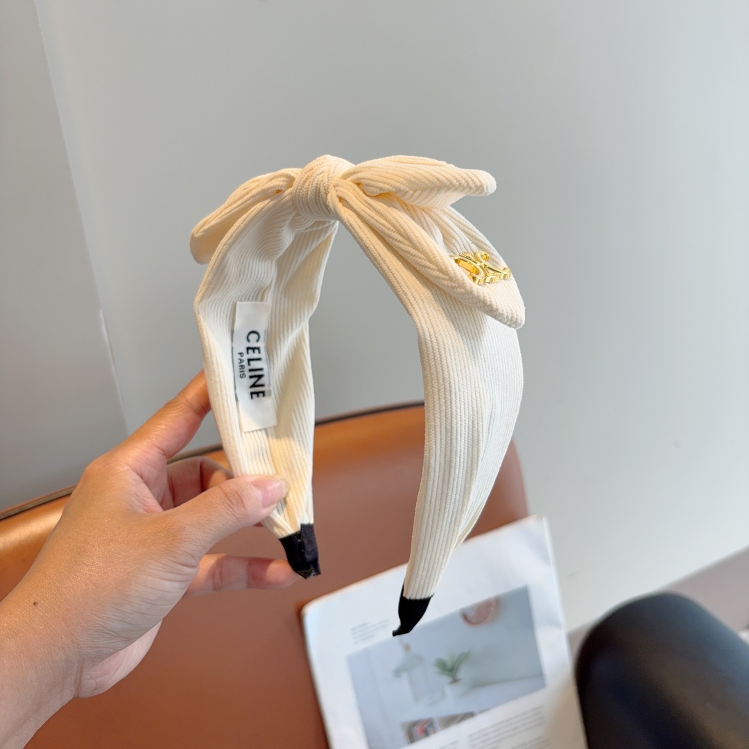 配包装
CELINE（赛琳）网红新款蝴蝶结发箍，佩戴舒适无压力，造型搭配必备头饰！非常时尚百搭！女神必备