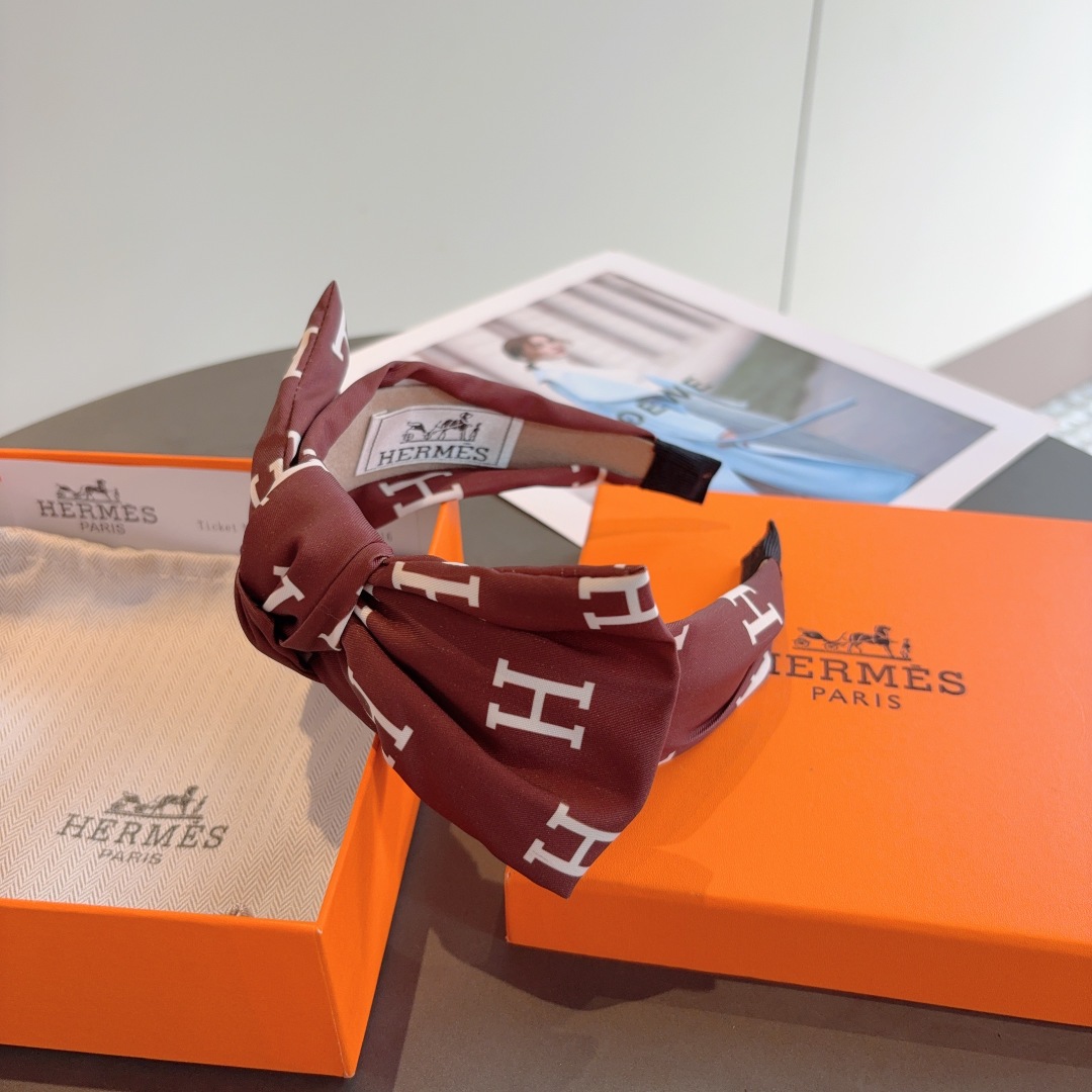 配包装
Hermes（爱马仕）  火爆定制款蝴蝶结发箍，网红同款头箍、  进口真丝面料！