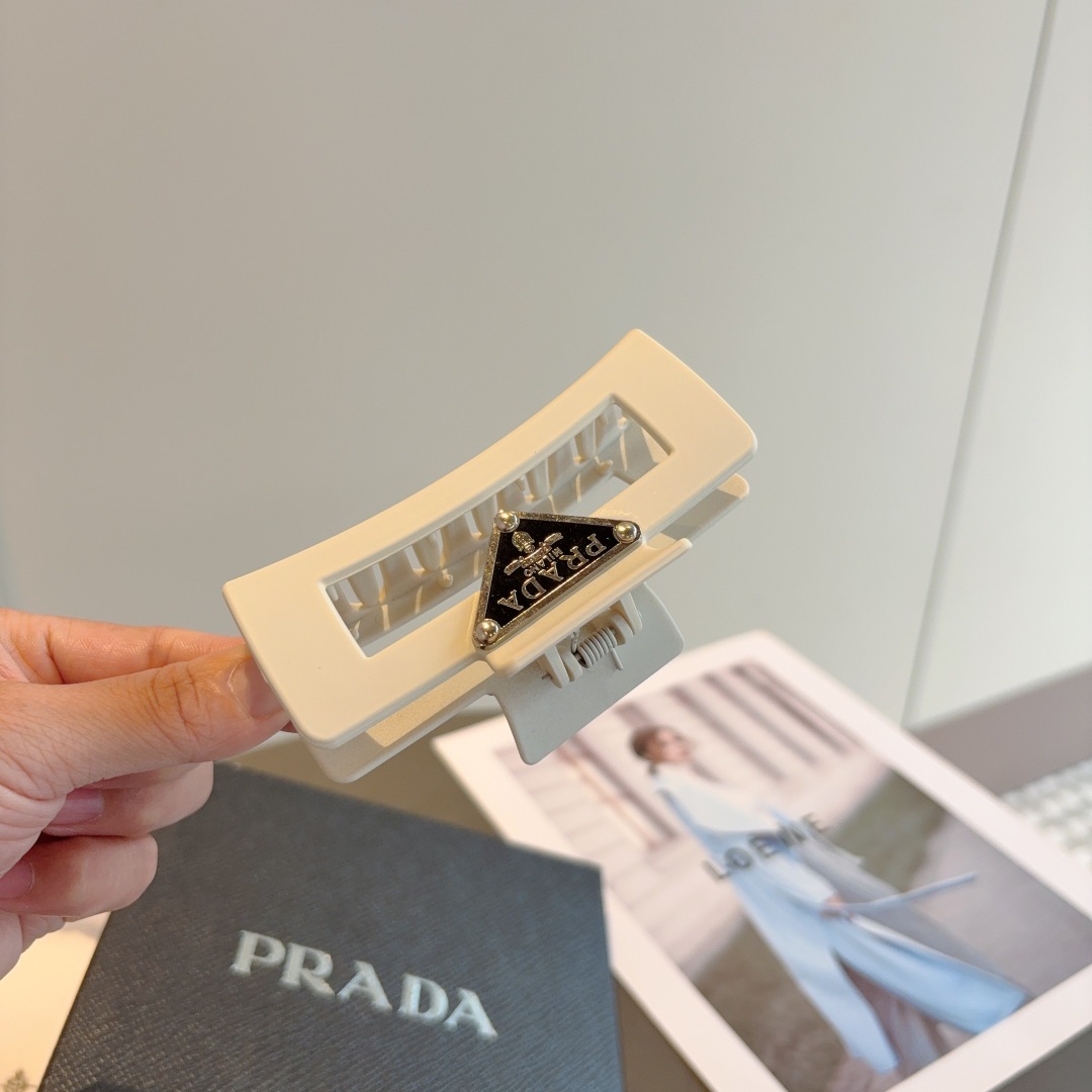 配包装
PRADA （普拉达） 新款潮流抓夹，网红同款 女神必备单品，非常百搭，时尚发夹， 戴上它满满的