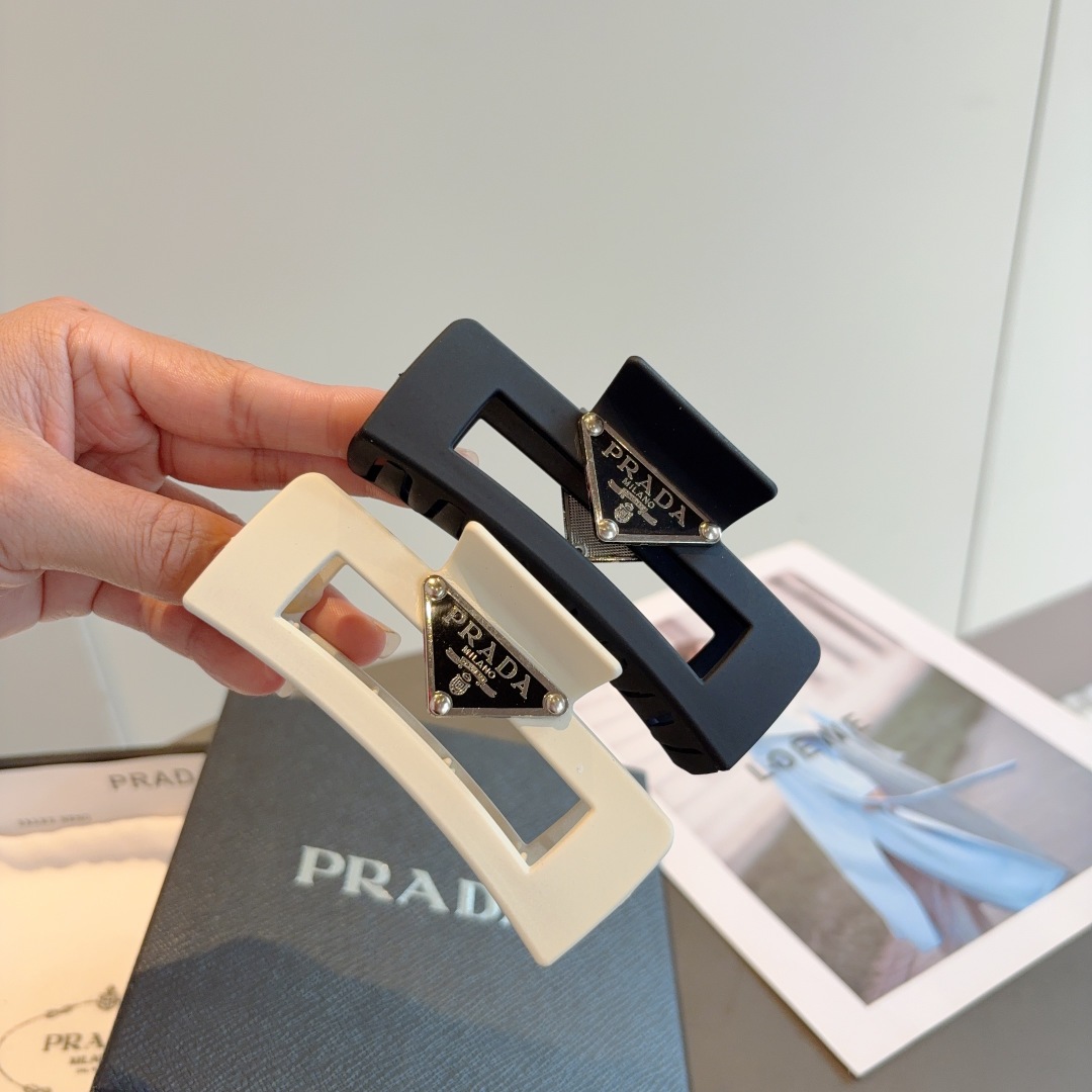 配包装
PRADA （普拉达） 新款潮流抓夹，网红同款 女神必备单品，非常百搭，时尚发夹， 戴上它满满的