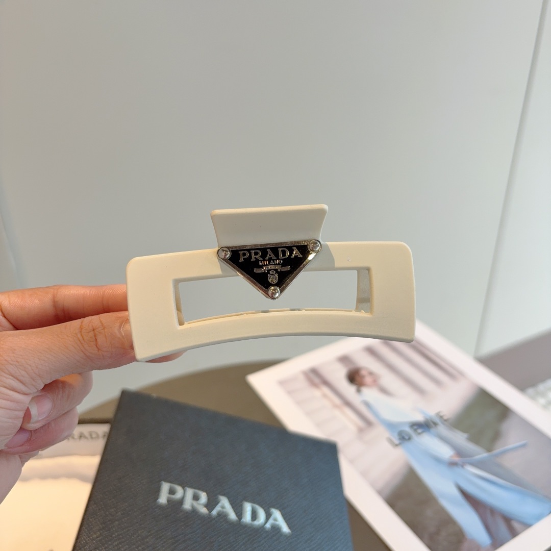 配包装
PRADA （普拉达） 新款潮流抓夹，网红同款 女神必备单品，非常百搭，时尚发夹， 戴上它满满的