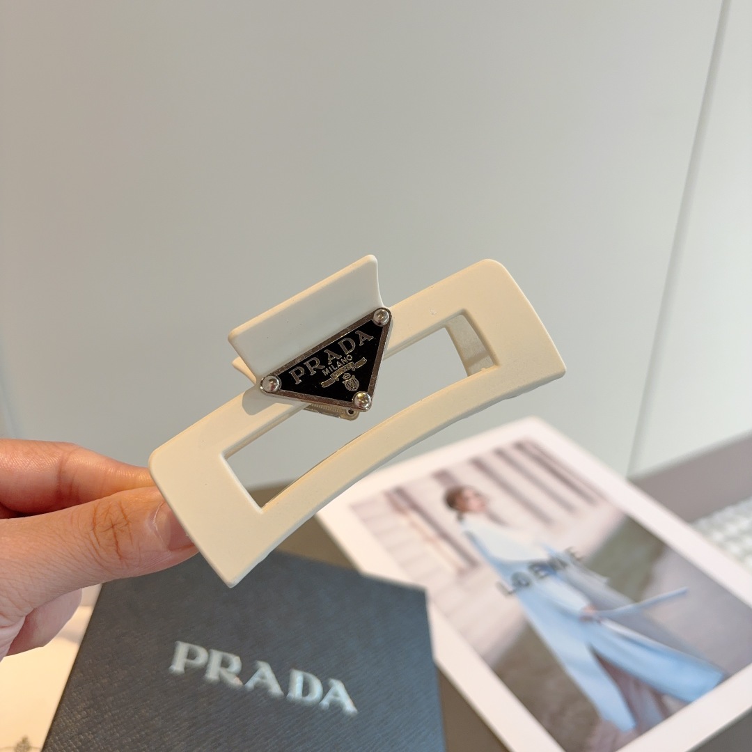 配包装
PRADA （普拉达） 新款潮流抓夹，网红同款 女神必备单品，非常百搭，时尚发夹， 戴上它满满的
