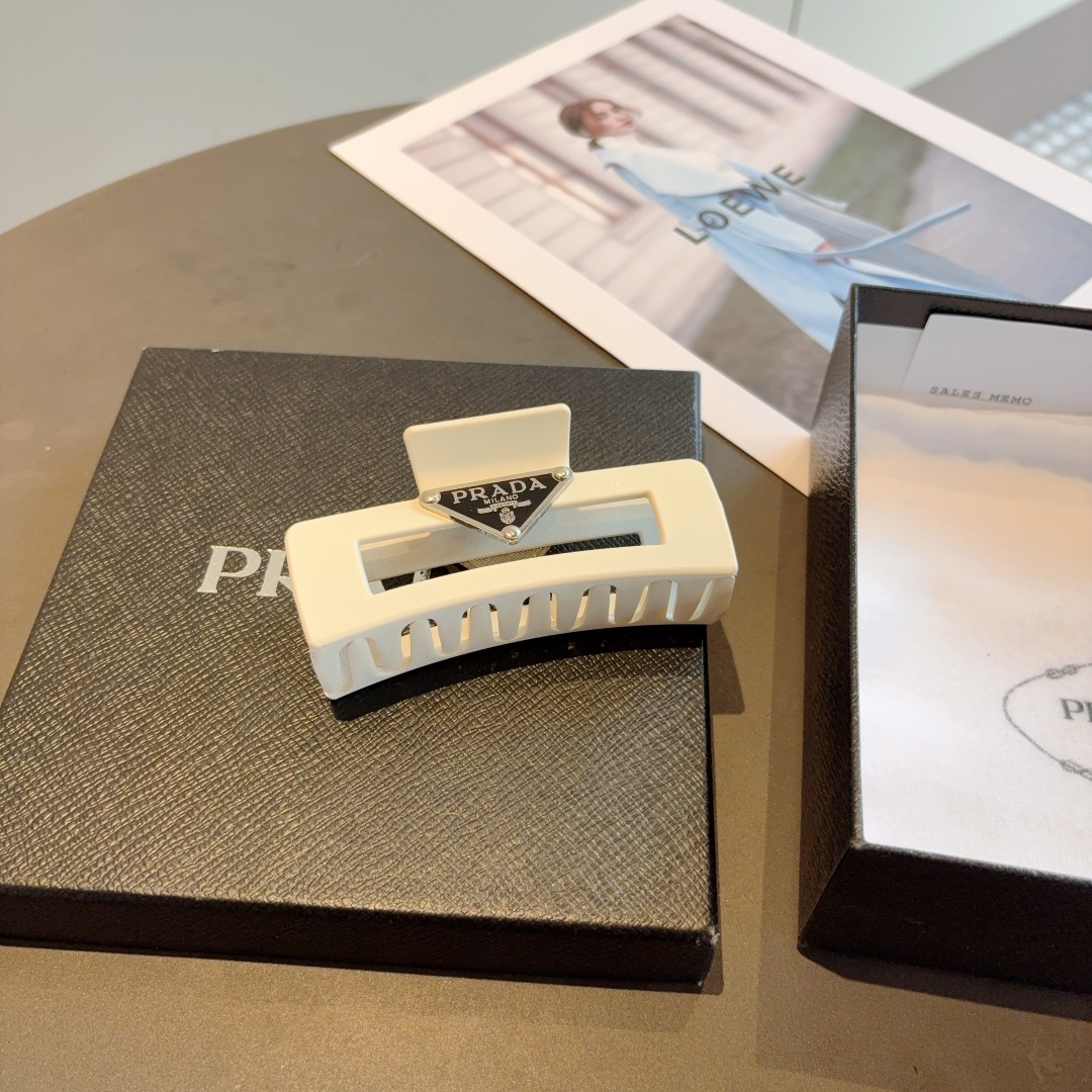 配包装
PRADA （普拉达） 新款潮流抓夹，网红同款 女神必备单品，非常百搭，时尚发夹， 戴上它满满的