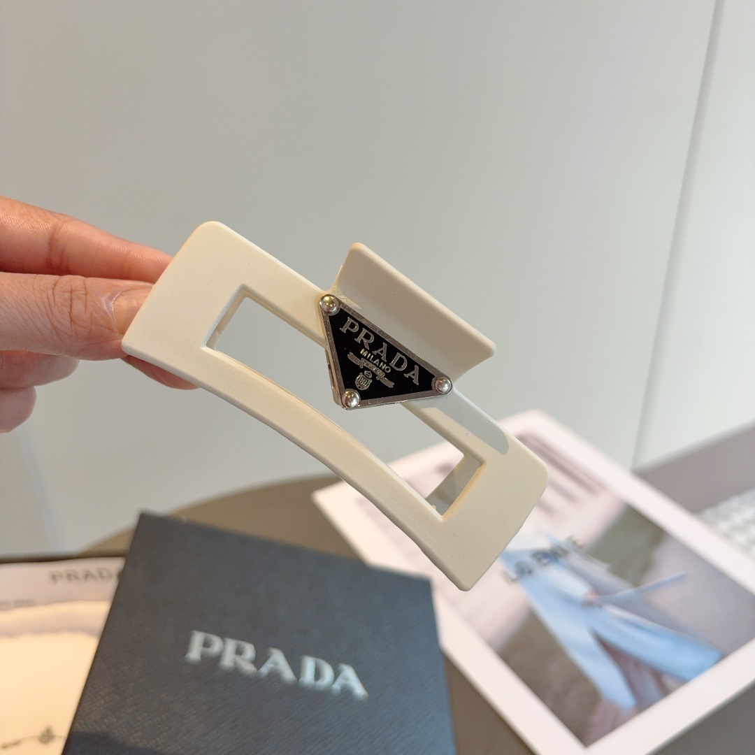 配包装
PRADA （普拉达） 新款潮流抓夹，网红同款 女神必备单品，非常百搭，时尚发夹， 戴上它满满的