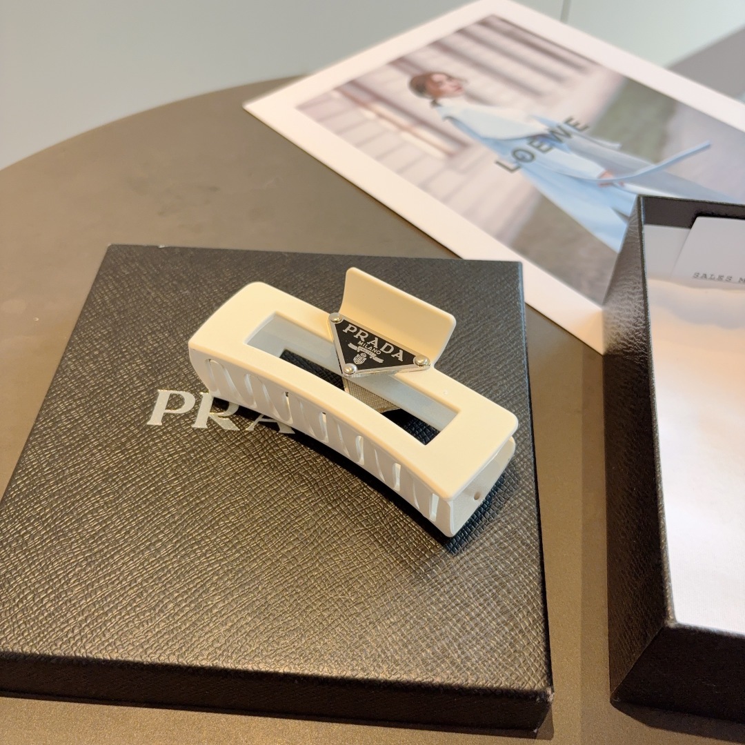 配包装
PRADA （普拉达） 新款潮流抓夹，网红同款 女神必备单品，非常百搭，时尚发夹， 戴上它满满的