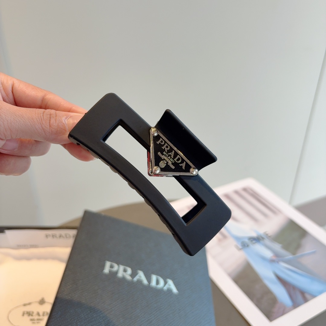 配包装
PRADA （普拉达） 新款潮流抓夹，网红同款 女神必备单品，非常百搭，时尚发夹， 戴上它满满的