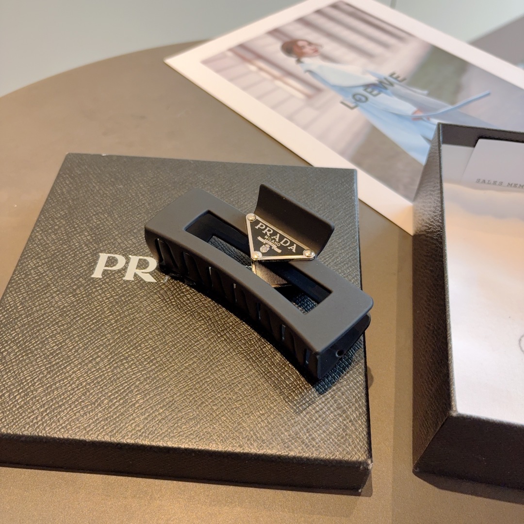 配包装
PRADA （普拉达） 新款潮流抓夹，网红同款 女神必备单品，非常百搭，时尚发夹， 戴上它满满的