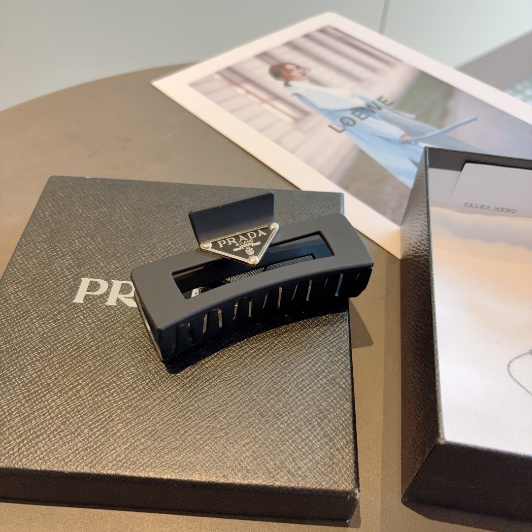 配包装
PRADA （普拉达） 新款潮流抓夹，网红同款 女神必备单品，非常百搭，时尚发夹， 戴上它满满的