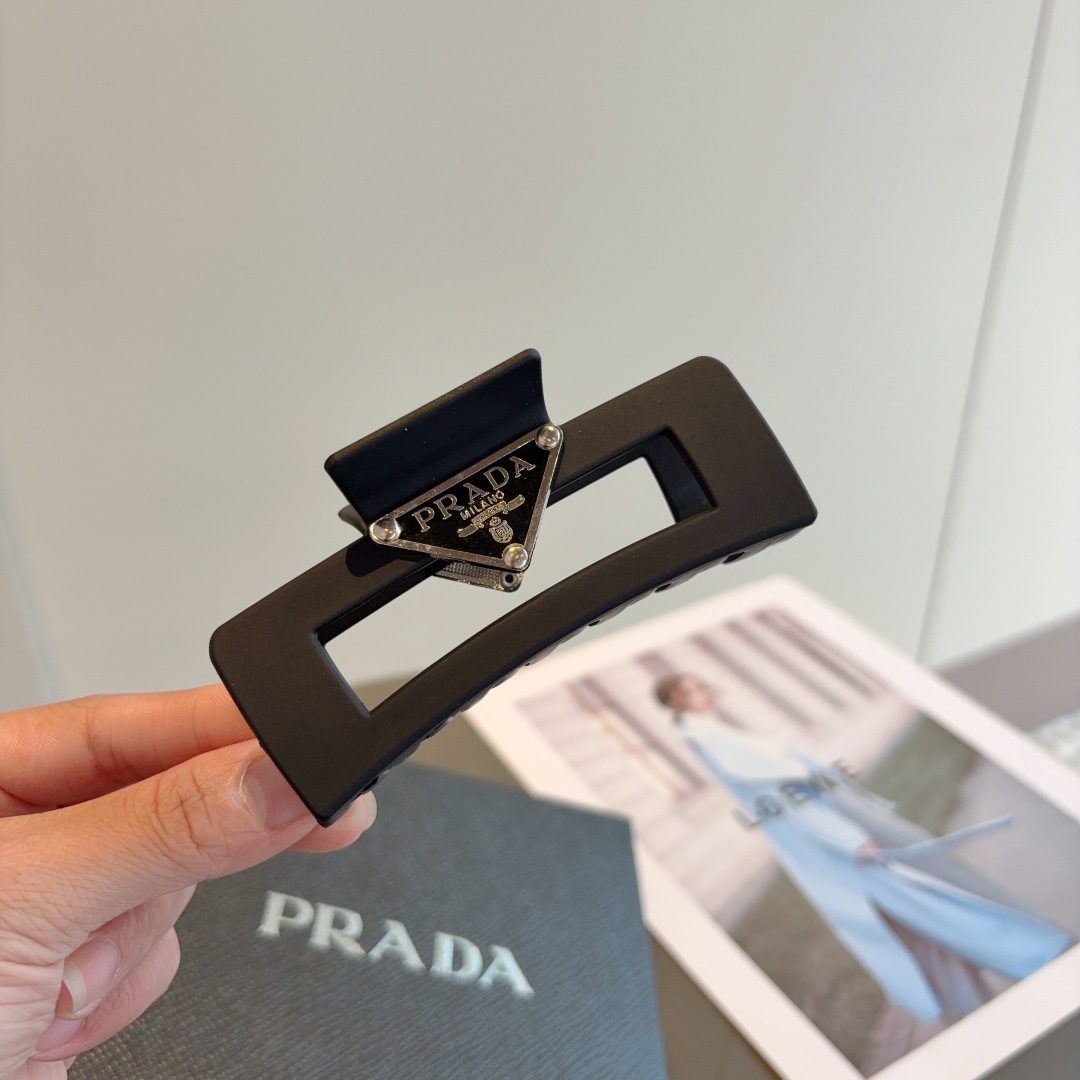 配包装
PRADA （普拉达） 新款潮流抓夹，网红同款 女神必备单品，非常百搭，时尚发夹， 戴上它满满的