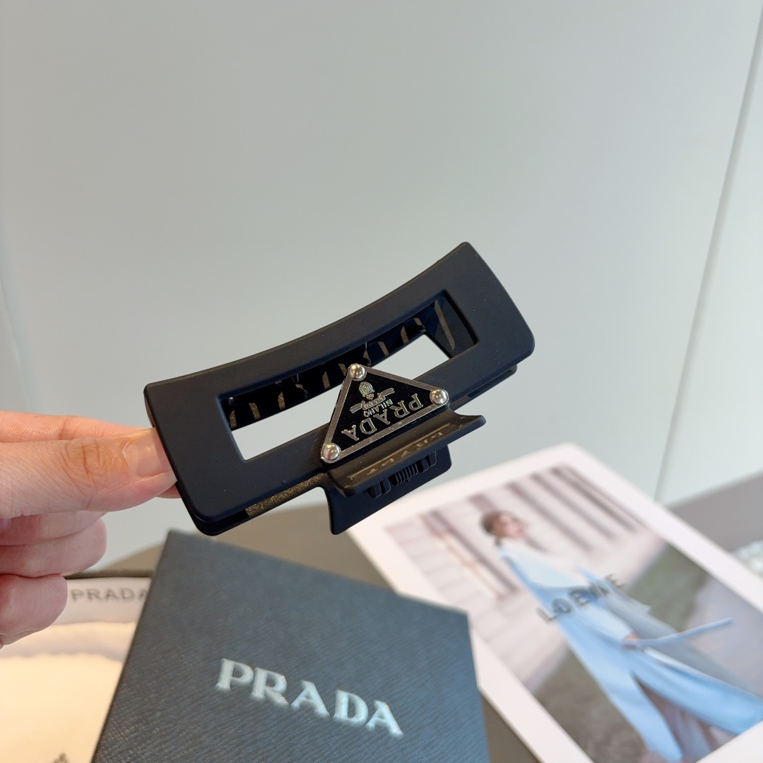 配包装
PRADA （普拉达） 新款潮流抓夹，网红同款 女神必备单品，非常百搭，时尚发夹， 戴上它满满的
