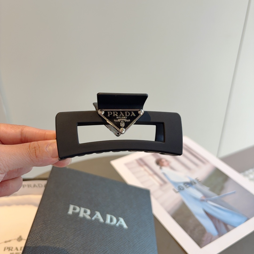 配包装
PRADA （普拉达） 新款潮流抓夹，网红同款 女神必备单品，非常百搭，时尚发夹， 戴上它满满的
